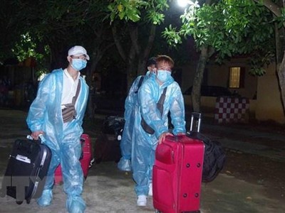 Các công dân tại khu cách ly tập trung ở Hưng Yên. (Ảnh: Đinh Tuấn/TTXVN).