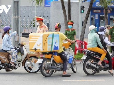 Lực lượng chức năng kiểm tra Giấy đi đường của người dân khi qua các chốt kiểm soát phòng chống dịch COVID-19.