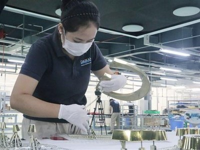 Công nhân làm việc trong doanh nghiệp 3 tại chỗ. (Ảnh: Công Phong/TTXVN).