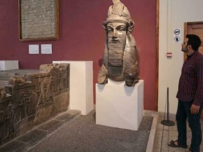 Khách tham quan bảo tàng quốc gia Iran. (Ảnh: AFP).