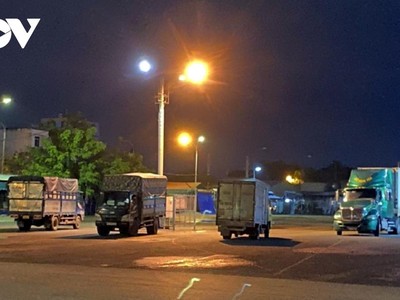 Xe chở rau, củ quả vào điểm tập kết và trung chuyển tại Chợ đầu mối Hóc Môn trong ngày đầu tiên.