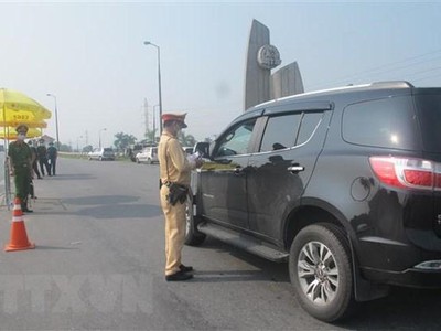 Cán bộ, chiến sỹ kiểm tra phương tiện qua chốt đoạn đầu cầu Thăng Long (Đông Anh, Hà Nội) từ ngoại thành hướng vào nội đô. (Ảnh: Nguyễn Thắng/TTXVN).