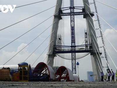 Công nhân thi công trên cầu Thủ Thiêm 2.