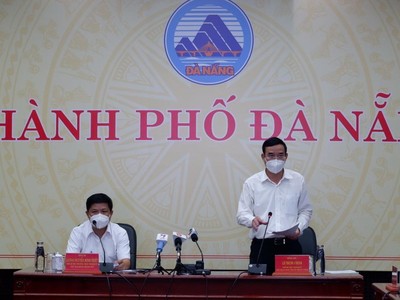 Ông Lê Trung Chinh, Chủ tịch UBND thành phố Đà Nẵng (đứng) phát biểu tại cuộc họp Ban Chỉ đạo phòng chống dịch Covid-19 thành phố chiều ngày 20-9.