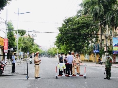 Một điểm chốt được thiết lập để phòng, chống dịch COVID-19 trên địa bàn TP. Phủ Lý.