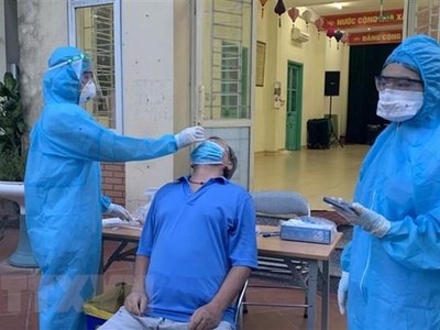 Lấy mẫu xét nghiệm COVID-19. (Nguồn: TTXVN).