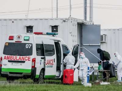 Nhân viên y tế đưa bệnh nhân COVID-19 tới bệnh viện dã chiến tại Manila, Philippines, ngày 1/9/2021. (Ảnh: THX/TTXVN).