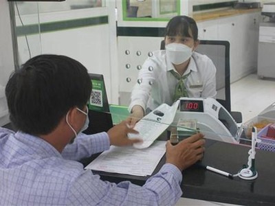 Khách hàng giao dịch tại Ngân hàng TMCP Ngoại thương Việt Nam chi nhánh tỉnh Kon Tum. (Ảnh minh họa: Dư Toán/TTXVN).