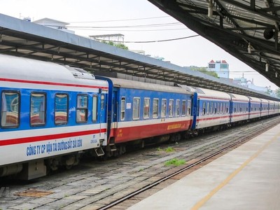 Đoàn tàu của Tổng công ty Đường sắt Việt Nam đang dừng ở một nhà ga đón trả khách. (Ảnh: Minh Sơn/Vietnam+).