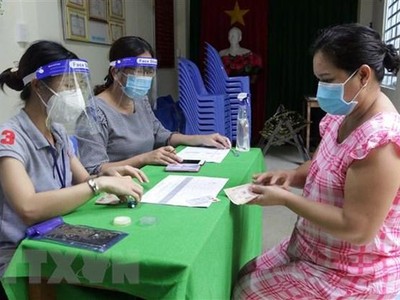 Người lao động tự do tại Cần Thơ đến nhận hỗ trợ. (Nguồn: TTXVN).