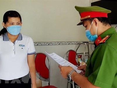 Lực lượng Công an thi hành quyết định khởi tố bị can, lệnh bắt tạm giam và khám xét nơi ở của Huỳnh Thị Thơ Đào - nguyên kế toán trưởng Công ty TNHH Việt Hưng An Giang. (Ảnh: TTXVN phát).