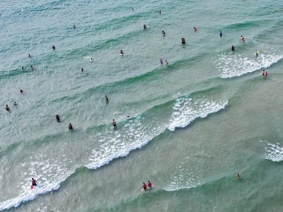 Người dân Đà Nẵng sẽ được phép tắm biển từ 4 giờ 30 đến không quá 6 giờ 30 hàng ngày. (Ảnh: Trần Lê Lâm/TTXVN).