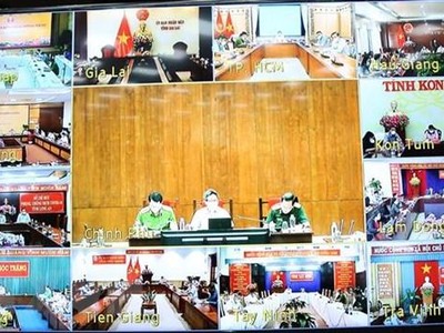 Quang cảnh buổi làm việc trực tuyến tại các điểm cầu. (Ảnh: Hồng Pha/TTXVN phát).