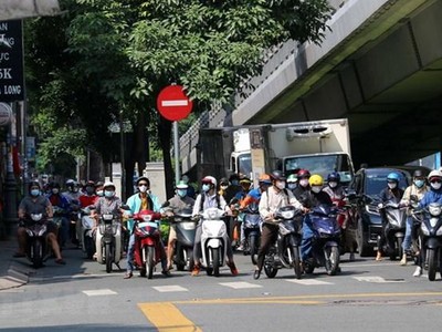 Đông đúc người xe tại giao lộ đường Nguyễn Tri Phương - đường 3/2, Quận 10, TP Hồ Chí Minh, ngày 29/9. (Ảnh: Thanh Vũ/TTXVN).