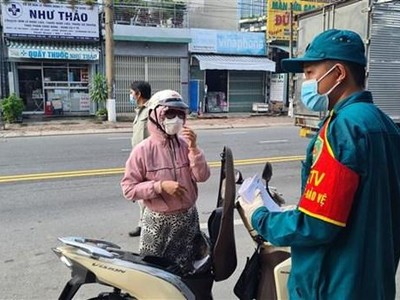 Lực lượng chức năng vận động người dân quay trở lại nơi tạm trú. (Ảnh: Chí Tưởng/TTXVN).