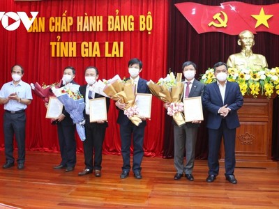 Ban Thường vụ Tỉnh ủy Gia Lai trao quyết định các đồng chí được điều động làm nhiệm vụ mới.