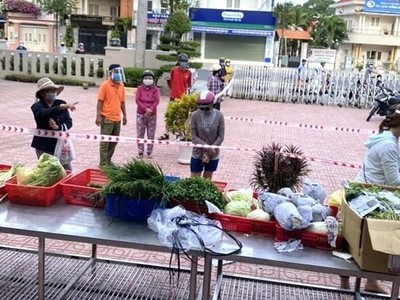 Một điểm bán hàng bình ổn của Tổng công ty Công nghiệp thực phẩm Đồng Nai (Dofico) ở thành phố Biên Hòa. (Ảnh: TTXVN phát).