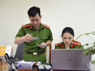 Trả căn cước công dân gắn chip điện tử cho người dân. (Ảnh: Xuân Tư/TTXVN).