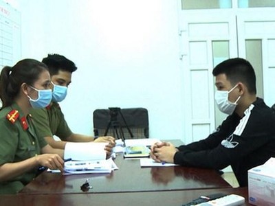 Công an đấu tranh, khai thác đối tượng Lê Thanh Phụng. (Nguồn: congan.com.vn).