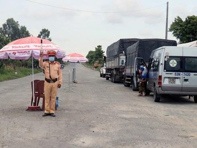 Cảnh sát giao thông tại Kiên Giang thực hiện nhiệm vụ tại chốt kiểm soát nút giao tuyến Lộ Tẻ-Rạch Sỏi với tuyến tránh thành phố Rạch Giá. (Ảnh: Lê Huy Hải/TTXVN).