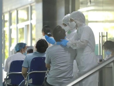 Nhân viên y tế lấy mẫu xét nghiệm. (Ảnh: Minh Quyết/TTXVN).