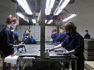 Công nhân làm việc tại Công ty TNHH Quốc tế Bright Việt Nam, huyện Thuận Thành, tỉnh Bắc Ninh. (Ảnh: Thái Hùng/TTXVN).