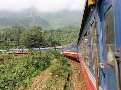 Đoàn tàu của ngành đường sắt đang chạy trên tuyến Bắc-Nam. (Ảnh: Minh Sơn/Vietnam+).