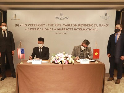 Đại diện tập đoàn Marriott International tại Việt Nam - ông Hà Quốc Minh (bên trái) và đại diện Masterise Homes - ông Gibran Bukhari – Giám đốc Khối Kinh doanh (bên phải) tham gia ký kết. Khách mời danh dự chứng kiến lễ ký kết từ phía Đại sứ Quán Hoa Kỳ tại Việt Nam, ông Konstantin Dubrovsky – Tham tán Kinh tế (đứng bên phải) và đại diện Tập đoàn Marriott International, ông Julian Wong - Tổng giám đốc Khách sạn Sheraton Hà Nội (đứng bên trái) trong lễ ký kết.