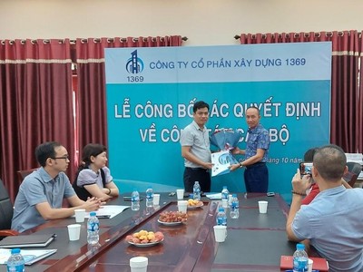 Ông Lê Minh Tân - Chủ tịch HĐQT trao quyết định bổ nhiệm Phó tổng giám đốc.