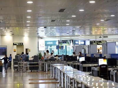 Hành khách làm thủ tục tại sân bay Nội Bài tháng 5/2021. (Ảnh: Huy Hùng/TTXVN).