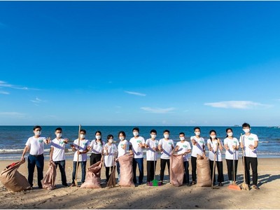 Hoạt động dọn biển tại bãi biển Thiên Cầm (Hà Tĩnh) đã thu hút sự tham gia của đoàn viên thanh niên Huyện đoàn Cẩm Xuyên.