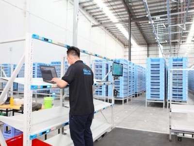 Thay vì phải đi bộ nhiều cây số mỗi ngày để lấy hàng và tìm kiếm hàng hóa trên kệ, nhân viên chỉ cần đứng tại trạm điều khiển và ấn nút lệnh, robot sẽ hỗ trợ khuân vác vật nặng, và vận chuyển đến tay đội ngũ vận hành.