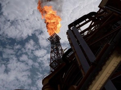 Sau khi OPEC+ quyết định vẫn giữ nguyên mức tăng sản lượng 400.000 thùng/ngày, giá dầu thô của Mỹ và dầu thô Brent lần lượt phá đỉnh. Ảnh: AFP.