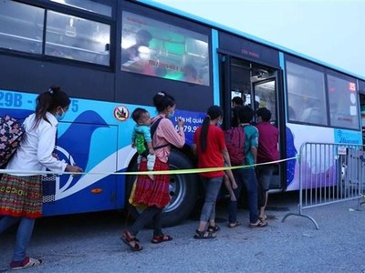 Người dân về từ các tỉnh phía Nam được phân vùng tại huyện Phú Xuyên (Hà Nội), để đưa lên xe buýt về địa phương. (Ảnh: Phạm Kiên/TTXVN).