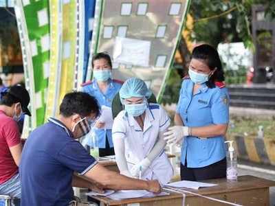 Khai báo y tế tại tỉnh Tây Ninh. (Ảnh: Thanh Tân/TTXVN).