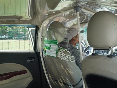 Xe công nghệ hoạt động trở lại tại TPHCM với vách ngăn giữa tài xế và hành khách (Ảnh: DNCC).