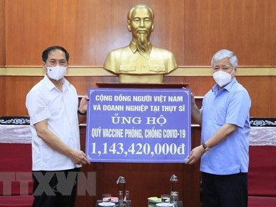 Chủ tịch Ủy ban Trung ương Mặt trận Tổ quốc Việt Nam Đỗ Văn Chiến tiếp nhận ủng hộ công tác phòng, chống dịch và Quỹ Vaccine phòng COVID-19 của cộng đồng người Việt Nam ở nước ngoài. (Ảnh: Minh Đức/TTXVN).