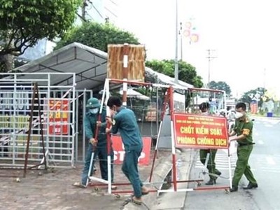 Lực lượng chức năng huyện Xuân Lộc (Đồng Nai) dỡ bỏ các chốt, điểm chặn kiểm soát phòng, chống dịch COVID-19 để từng bước phục hồi kinh tế địa phương. (Ảnh: TTXVN phát).