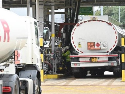 Xe tải chở nhiên liệu tại kho chứa dầu Buncefield ở Hemel Hempstead, Bắc London (Anh). (Ảnh: AFP/TTXVN).