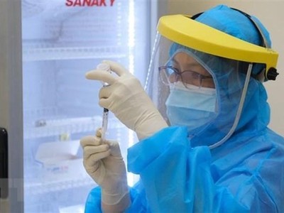 Tiêm vaccine ngừa COVID-19 cho người dân. (Nguồn: TTXVN).