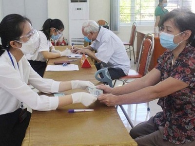 Nguồn hỗ trợ an sinh của Chính phủ và thành phố Hà Nội được trao kịp thời đã giúp ấm lòng các đối tượng khó khăn. Ảnh minh họa. (Nguồn: Lao động thủ đô).