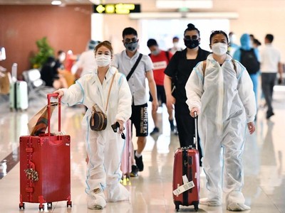 Hành khách đi tàu bay cần phải thực hiện nghiêm các quy định về phòng chống dịch COVID-19 trước, trong và sau chuyến đi. (Ảnh: CTV/Vietnam+).