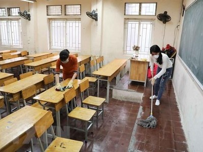 Vệ sinh khử khuẩn trường lớp. (Ảnh: TTXVN).