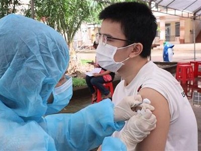 Tiêm vaccine ngừa COVID-19. (Nguồn: TTXVN).