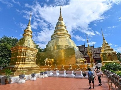 Khách du lịch thăm quan một ngôi chùa ở Chiang Mai, Thái Lan. (Ảnh: AFP/TTXVN).
