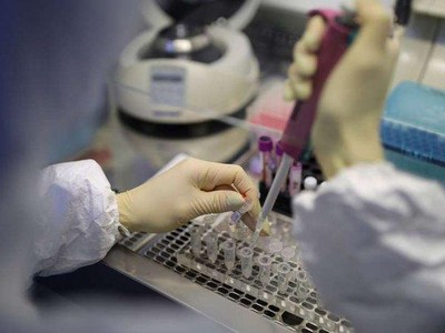 Theo Bộ Y tế, việc xét nghiệm được thực hiện theo địa bàn nguy cơ và nhóm nguy cơ.