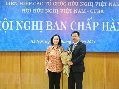 Trưởng ban Tổ chức Trung ương Trương Thị Mai tặng hoa chúc mừng đồng chí Vũ Hải Hà, Chủ tịch Hội Hữu nghị Việt Nam-Cuba. (Ảnh: TTXVN).