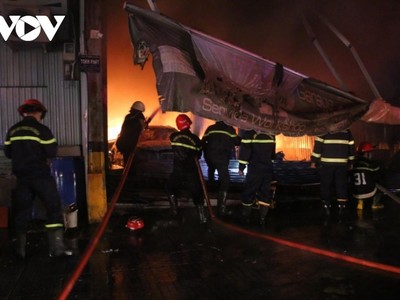 Lực lượng chức năng phải phá cửa để tiếp cận đám cháy.