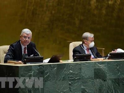 Chủ tịch Đại hội đồng Liên hợp quốc Khóa 75 Volkan Bozkir (trái) và Tổng Thư ký Liên hợp quốc António Guterres trong phiên họp toàn thể Đại hội đồng Liên hợp quốc ngày. (Ảnh: THX/TTXVN).