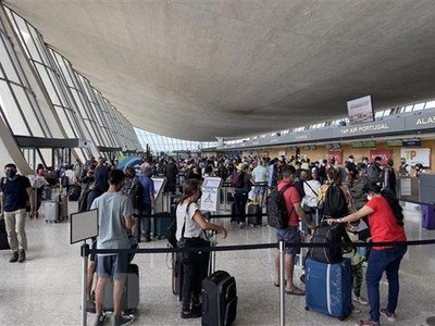 Hành khách tại sân bay quốc tế Dulles Washington, bang Virginia, Mỹ. (Ảnh: AFP/TTXVN).